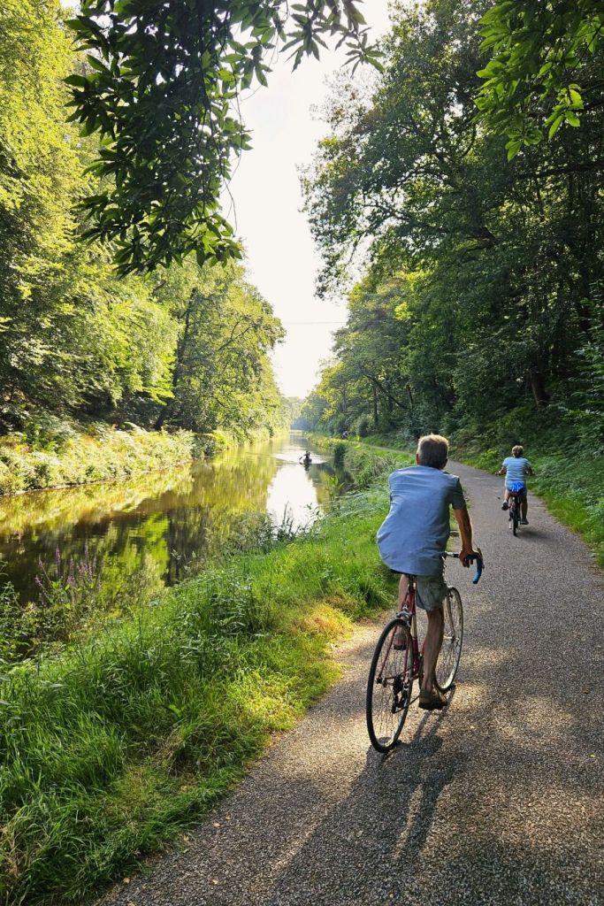 Il est très agréable de découvrir le canal de Nantes à Brest à vélo en empruntant le chemin de halage.
