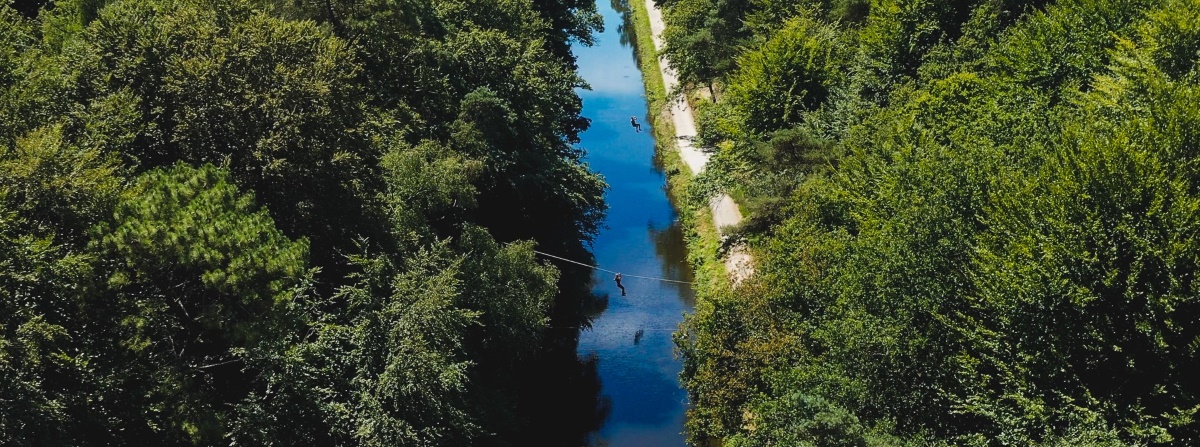 Les tyroliennes survolent le canal de Nantes à Brest.