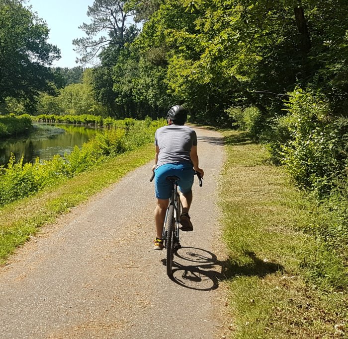 Une voie cyclable est aménagée le long du canal de Nantes à Brest.