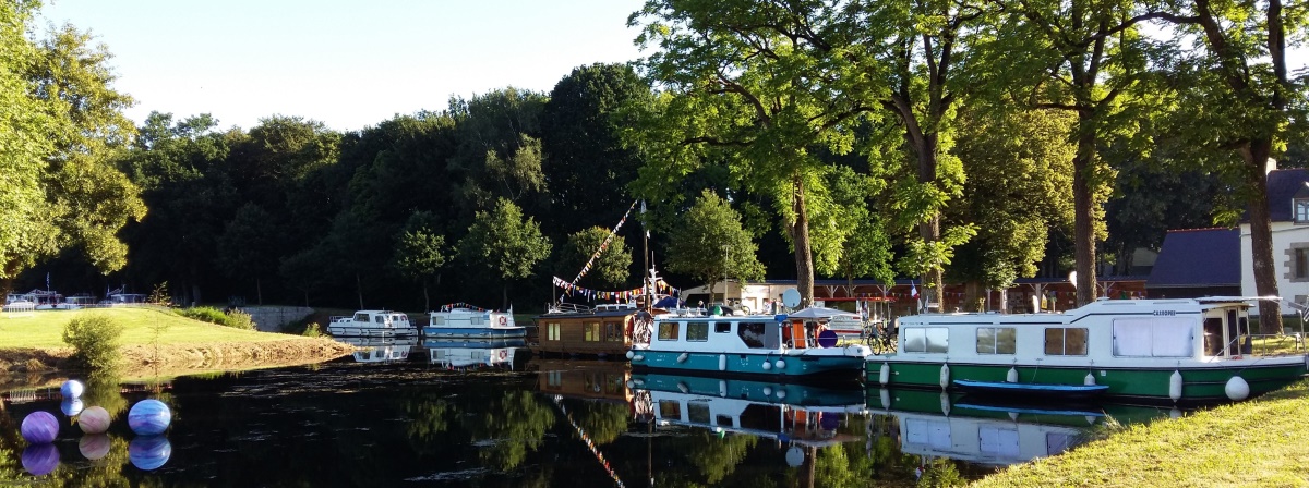 Vous pourrez observer des péniches franchirent les différentes écluses installées sur le site.