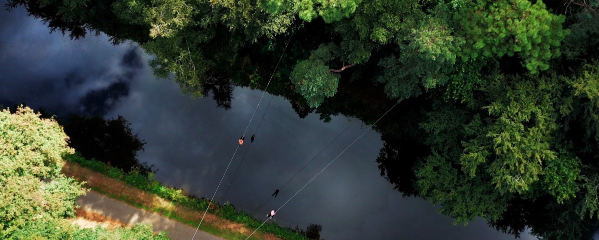 Les tyroliennes à l'Accrobrancherie de St Gonnery survolent le canal de Nantes à Brest.