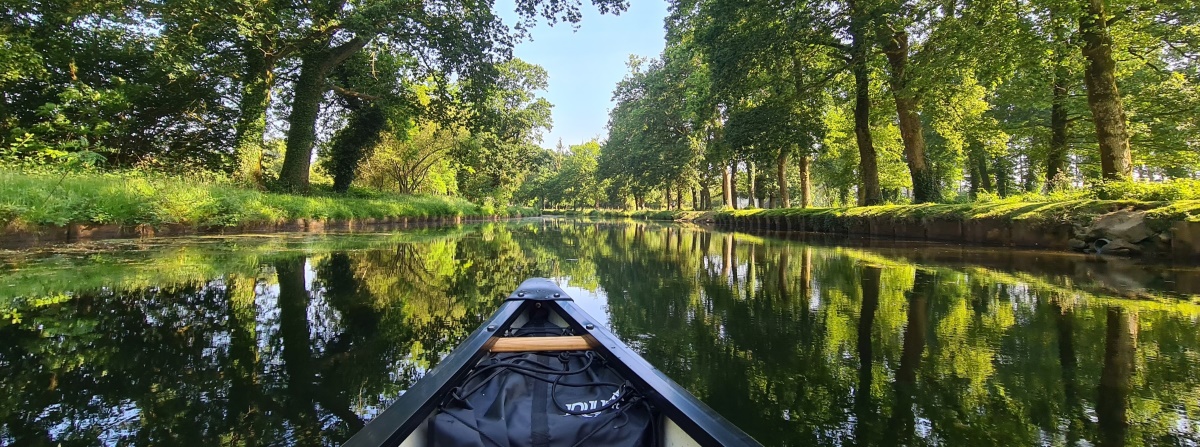 Vous pouvez louez un canoë pour découvrir le canal autrement.