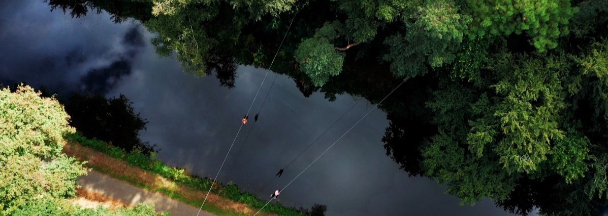 Profitez de points de vues sublimes sur le canal de Nantes à Brest depuis nos tyroliennes.