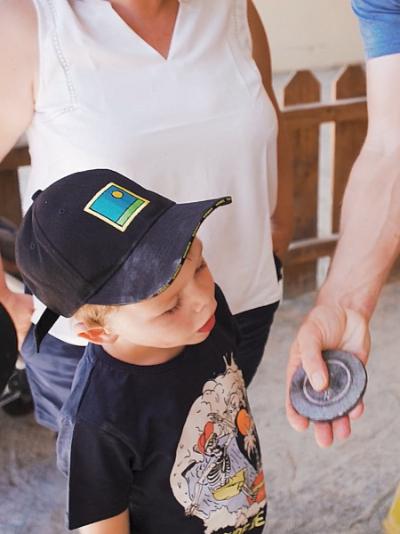 Les enfants jouent avec la supervision d'un adulte.
