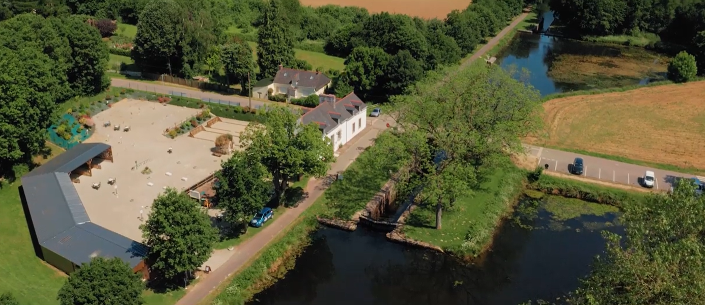 Le Louarnig Park est situé au bord du canal de Nantes à Brest, le long de la Vélodyssée.