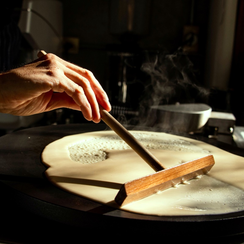 Nous proposons des crêpes et des galettes tournées sur place.