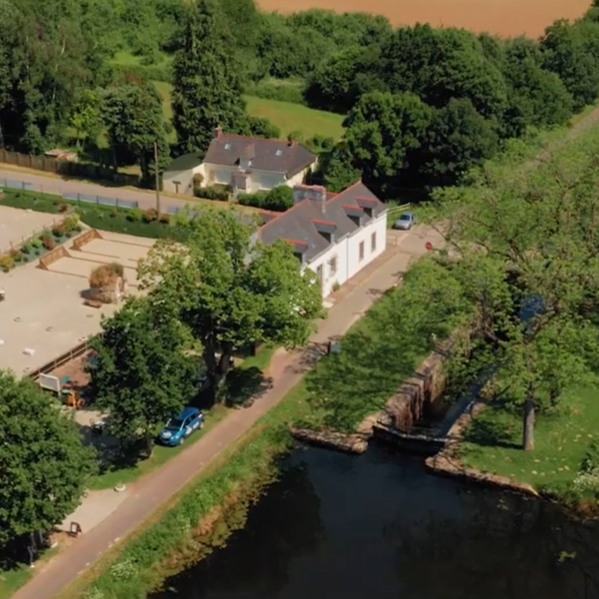 Le Louarnig Park est situé en centre Bretagne, entre Pontivy et Loudéac. Il est rapidement accessible depuis Lorient, Vannes et Saint-Brieuc.