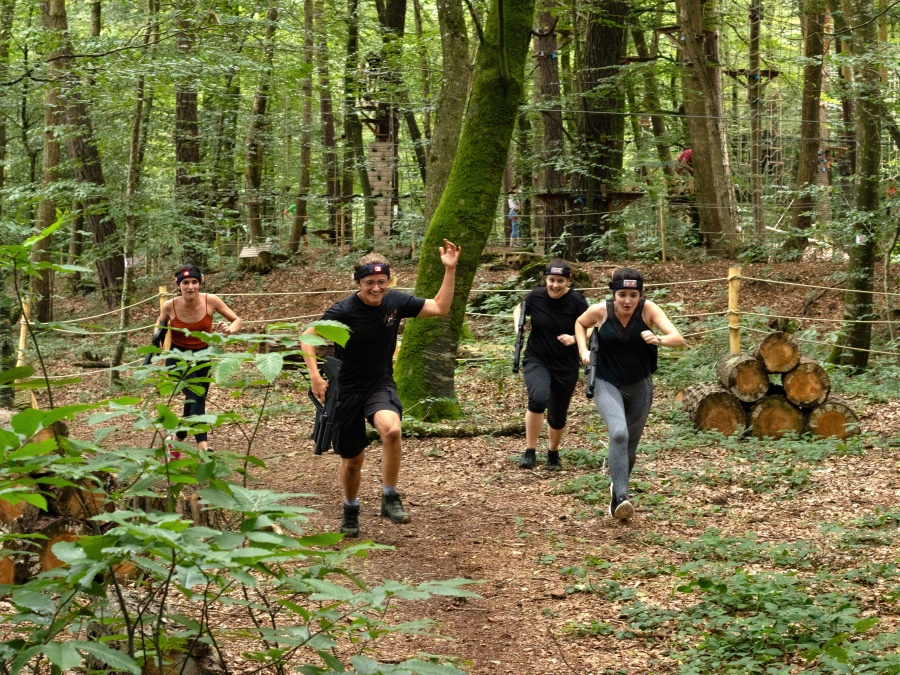 Le laser game en forêt est une activité ludique et sportive qui se joue en équipe.