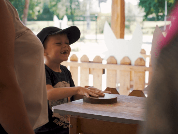 Les enfants s'amusent sur les jeux traditionnels.