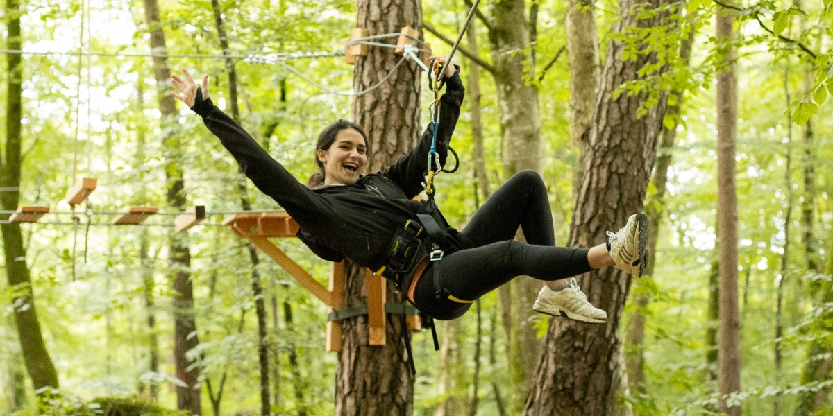 Une jeune femme s'amuse sur une tyrolienne