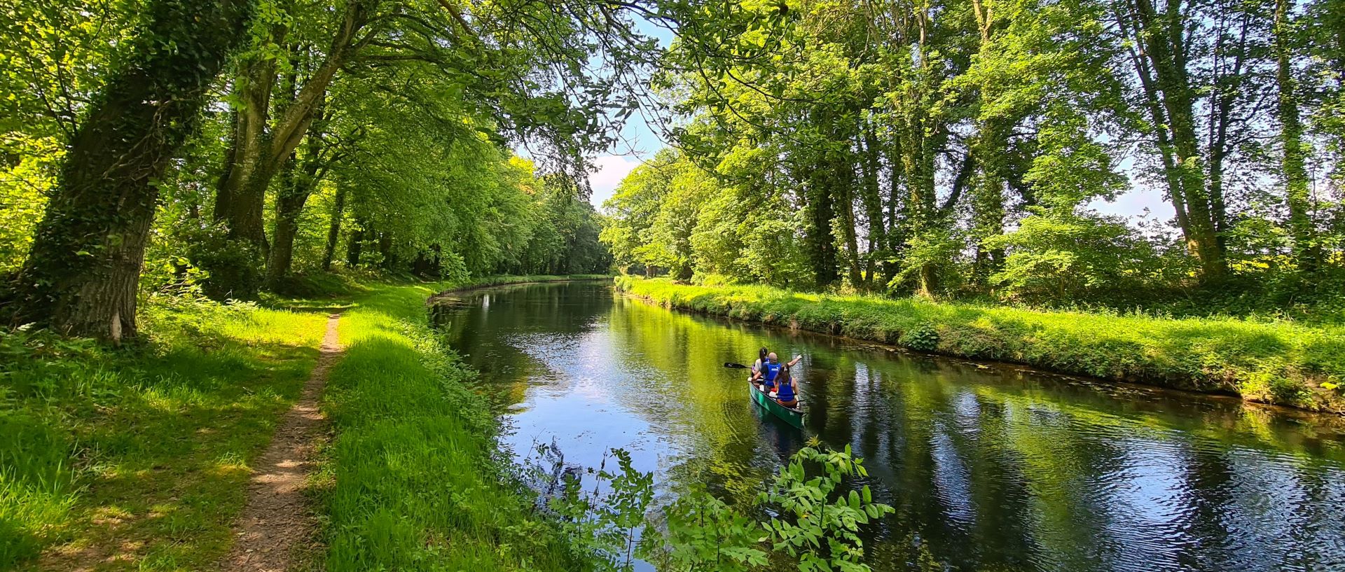 Nous sommes installés dans un cadre calme et verdoyant.
