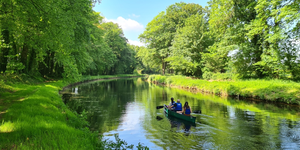 le canoë est une activité reposante sur le canal de Nantes à Brest