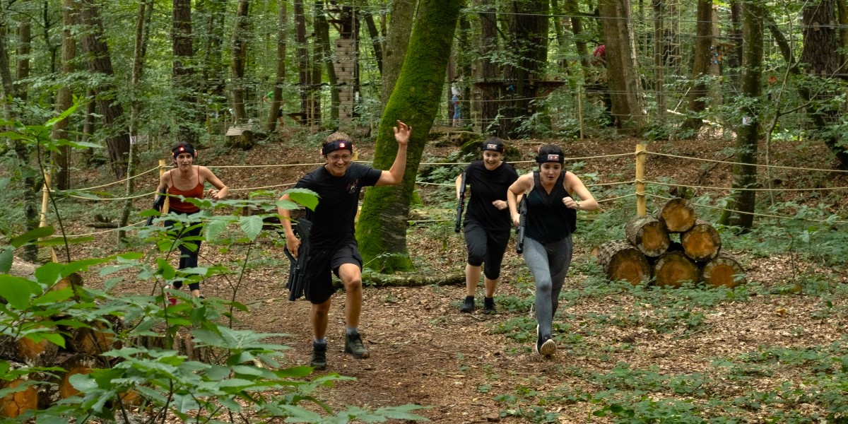 Les joueurs de laser game, équipés de fusil laser et de bandeaux, débutent la partie.